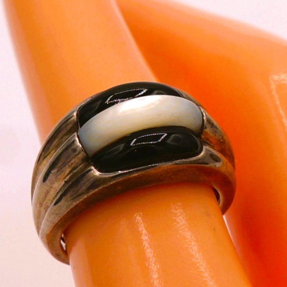 Vintage Unisex Ribbed Onyx and Mother of Pearl Silver Dome Ring Size 7